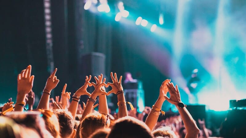 Event Ticketing für Festivals Menschen feiern zusammena auf einem Festival