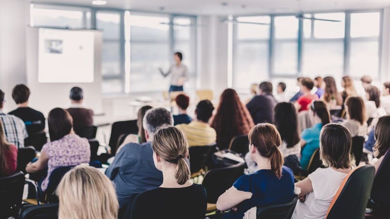 Event Ticketing für Messen und Konferenzen Personen in einem Konferenzraum