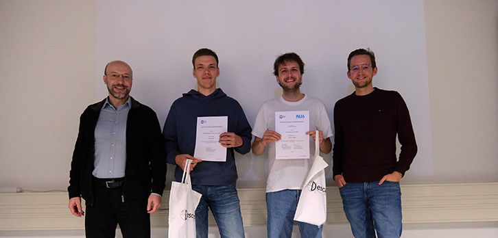 PASS sponsert Würzburg Software Engineering Awards. Das Bild zeigt die beiden Preisträger mit Prof. Dr.-Ing. Samuel Kounev und Maximilian König von PASS.